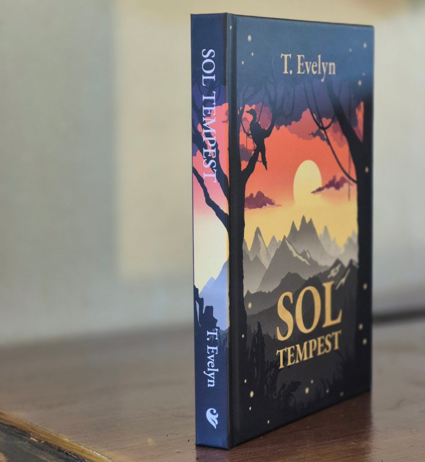 Boken Sol tempest står på et bord. Viser illustrert forside og bokrygg.