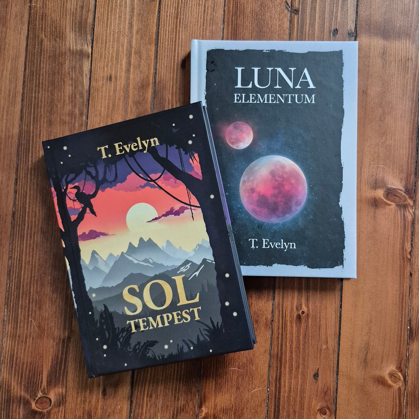 Bilde av bøkene Luna elementum og Sol tempest, innbundet.